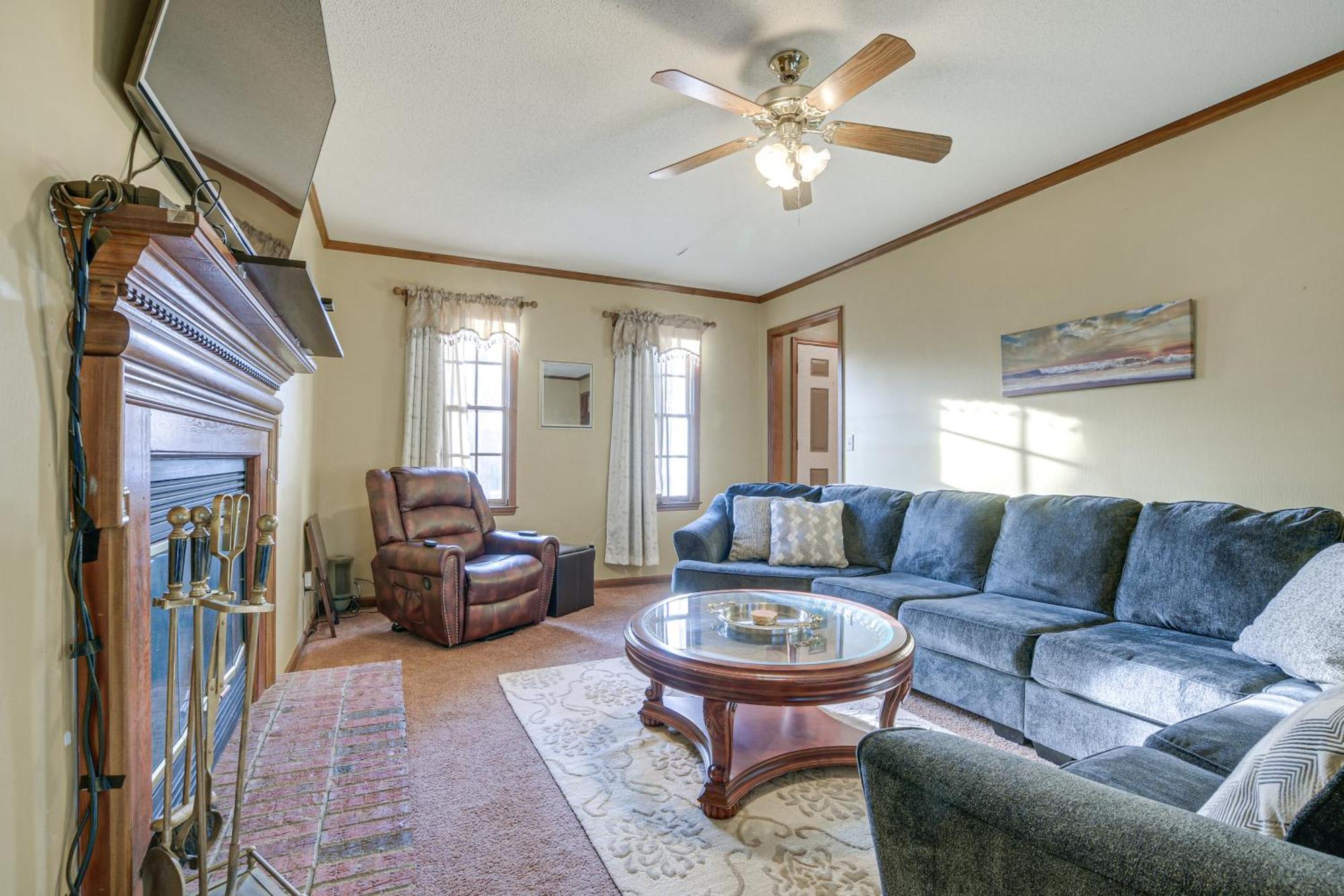 Lovely Fayetteville Home Deck And Fireplace! ภายนอก รูปภาพ