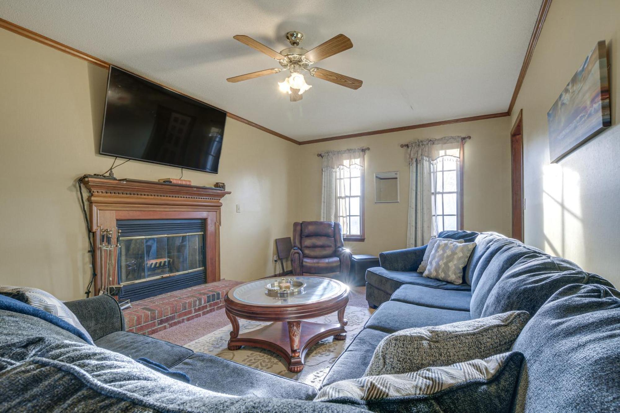Lovely Fayetteville Home Deck And Fireplace! ภายนอก รูปภาพ