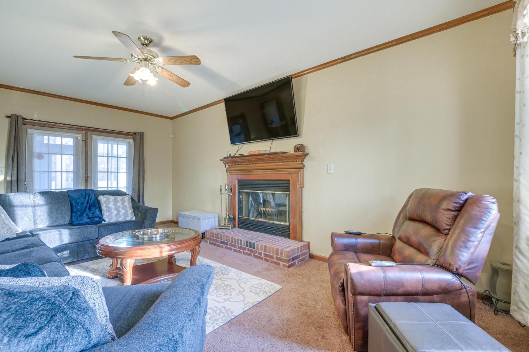 Lovely Fayetteville Home Deck And Fireplace! ภายนอก รูปภาพ